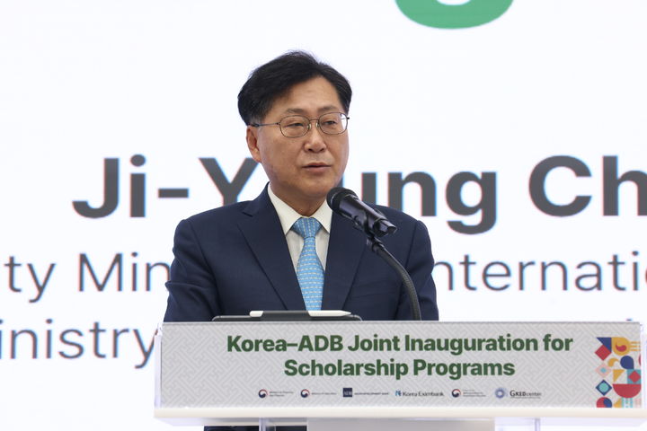 [세종=뉴시스] 사진은 최지영 기획재정부 국제경제관리관이 지난 12일 서울 한국개발연구원 글로벌지식협력센터에서 열린 '아시아개발은행(ADB)-한국 장학제도' 제1기 장학생 입학행사에서 환영사를 하고 있는 모습. (사진=기재부 제공) 2025.09.14. photo@newsis.com *재판매 및 DB 금지