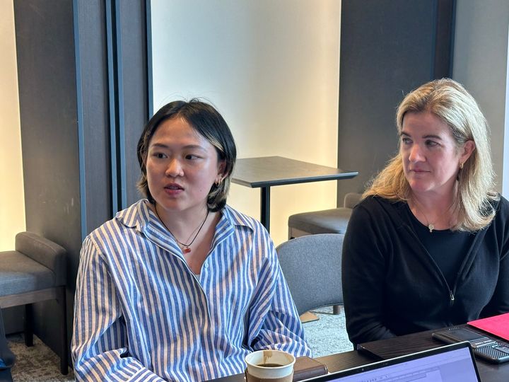 [서울=뉴시스] 국외소재문화우산재단 '해외전문가 보존처리 교육 워크숍' 해외 참가자 미국 필라델피아미술관 보존처리 펠로우 태미 홍(왼쪽)과 미국 메트로폴리탄미술관 보존처리전문가 제니퍼 페리가 13일 서울 인사동 나인트리호텔에서 인터뷰하고 있다. (사진=국외소재문화우산재단 제공) 2025.09.15. photo@newsis.com *재판매 및 DB 금지