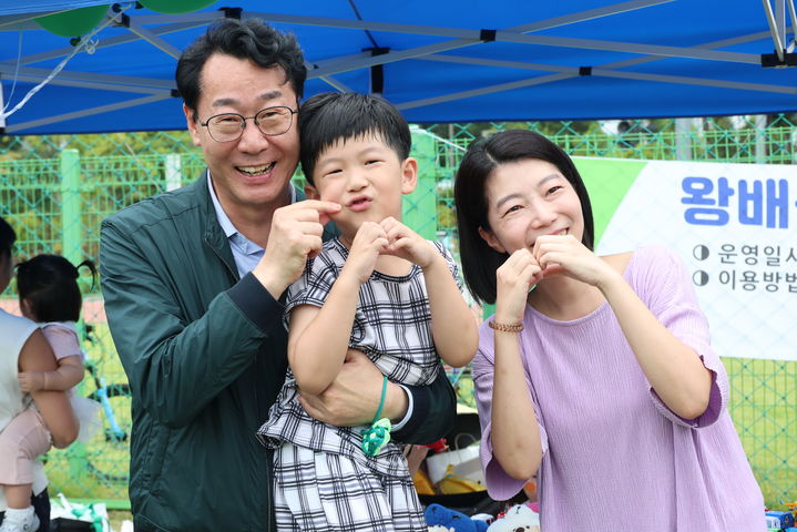 [화성=뉴시스]정명근 화성시장이 동탄9동 신리 다올 축제에서 행사에 참여한 아이를 안고 기념촬영을 하고 있다.(사진=화성시 제공)2025.09.14.photo@newsis.com *재판매 및 DB 금지
