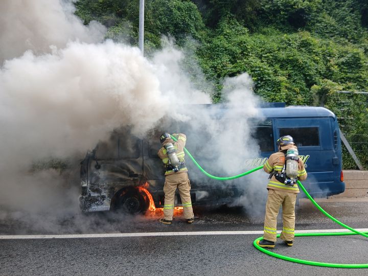 [군산=뉴시스] 14일 오전 군산 성산면 서해안고속도로(상행), 소방대원들이 소형버스의 불을 진압하고 있다.(군산소방서 제공) *재판매 및 DB 금지