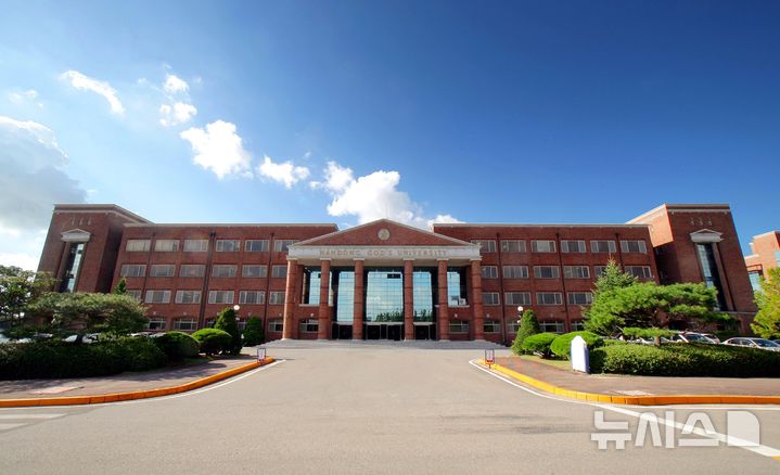 [포항=뉴시스] 송종욱 기자 = 한동대학교는 '2026학년도 수시 모집 결과, 총 3549명이 지원해 전체 경쟁률 4.78대 1을 기록했다. 사진은 한동대 본관인 '현동홀' 전경. (사진=포항시 제공) 2025.09.14. photo@newsis.com