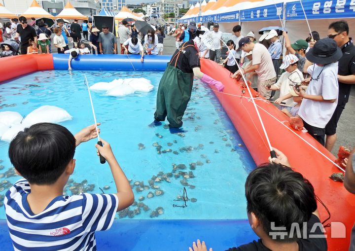 [제주=뉴시스] 오영재 기자 = 14일 오전 제주 서귀포시 서귀포항 동부두에서 열린 제6회 서귀포은갈치축제에서 방문객들이 뿔소라 낚시 체험을 하고 있다. 2025.09.14. oyj4343 