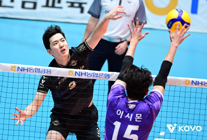 [서울=뉴시스] 프로배구 대한항공 김준호가 14일 전남 여수 진남체육관에서 열린 2025 여수·NH농협컵 프로배구대회 남자부 B조 조별리그 경기에서 우리카드를 상대로 공격을 시도하고 있다. (사진=KOVO 제공) 2025.09.14. *재판매 및 DB 금지