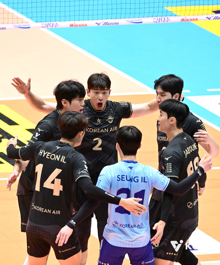 [서울=뉴시스] 프로배구 대한항공 선수들이 14일 전남 여수 진남체육관에서 열린 2025 여수·NH농협컵 프로배구대회 남자부 B조 조별리그 경기에서 우리카드를 상대로 득점에 성공한 뒤 환호하고 있다. (사진=KOVO 제공) 2025.09.14. *재판매 및 DB 금지