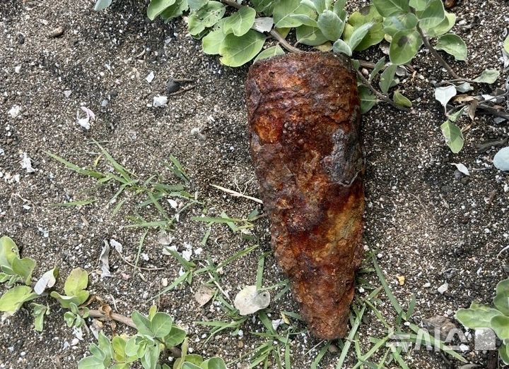 [제주=뉴시스] 14일 오후 제주 서귀포시 성산읍 광치기해변에서 포탄 추정 물체가 발견돼 군경 등 관계당국이 조사에 나서고 있다. (사진=독자 제공) 2025.09.14. photo@newsis.com 