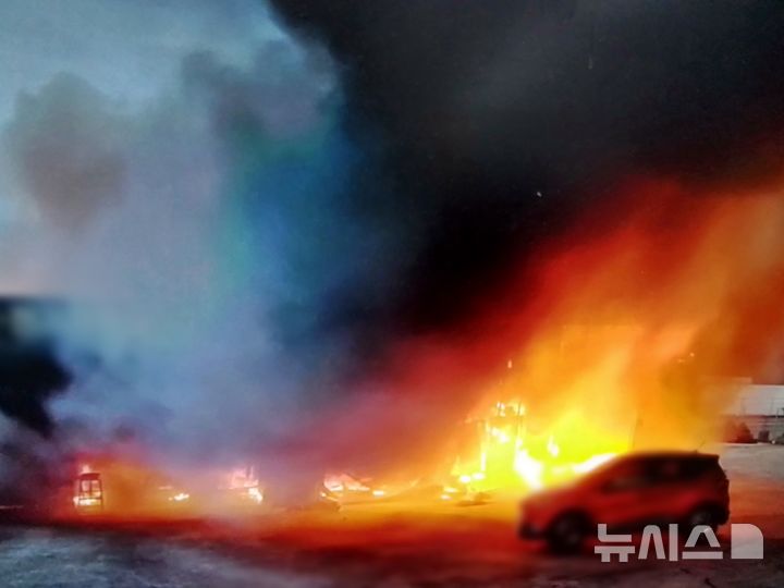 [제주=뉴시스] 14일 오전 제주 서귀포시 남원읍 소재 자동차공업사에서 불이 나 소방당국이 진화 작업을 벌이고 있다. (사진=제주소방안전본부 제공) 2025.09.14. photo@newsis.com