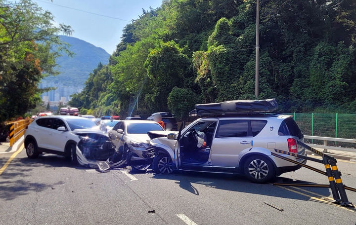 [부산=뉴시스] 14일 오후 부산 북구 만덕1터널 앞 도로에서 SUV 차량이 중앙분리대를 뚫고 반대편 도로로 침범해 차량 2대와 잇달아 충돌했다. (사진=부산경찰청 제공) 2025.09.14. photo@newsis.com *재판매 및 DB 금지