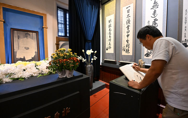 [수원=뉴시스] 황성규 인천경기기자협회 협회장이 뤼순 법원에 마련된 안중근 의사 추모 공간에서 추모 메시지를 남기고 있다. (사진=인청경기기자협회 공동취재단) 2025.09.14. photo@newsis.com *재판매 및 DB 금지