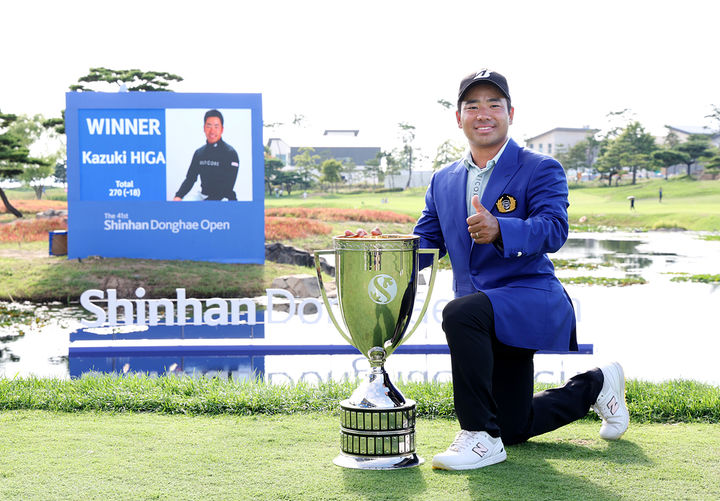 [서울=뉴시스]신한동해오픈 우승한 일본의 히가 가즈키. (사진=KPGA 투어 제공)