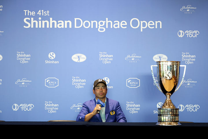 [서울=뉴시스]신한동해오픈 우승한 일본의 히가 가즈키. (사진=KPGA 제공)