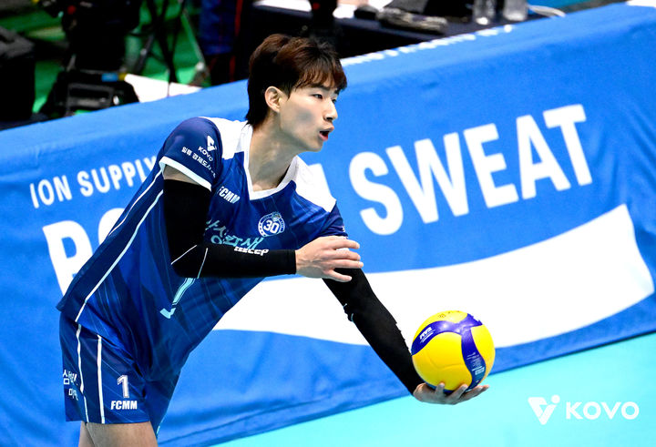 [서울=뉴시스] 프로배구 삼성화재 김우진이 14일 전남 여수 진남체육관에서 열린 2025 여수·NH농협컵 프로배구대회 남자부 A조 조별리그 경기에서 KB손해보험을 상대로 서브을 준비하고 있다. (사진=KOVO 제공) 2025.09.14. *재판매 및 DB 금지
