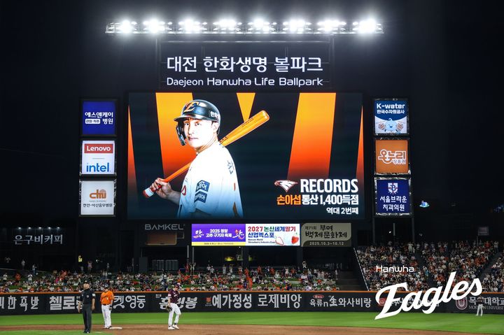 [서울=뉴시스] 프로야구 한화 이글스의 손아섭이 14일 대전 한화생명볼파크에서 열린 2025 신한 쏠뱅크 KBO리그 키움 히어로즈와의 경기에서 개인 통산 1400득점을 달성했다. (사진=한화 이글스 제공) 2025.09.14. *재판매 및 DB 금지