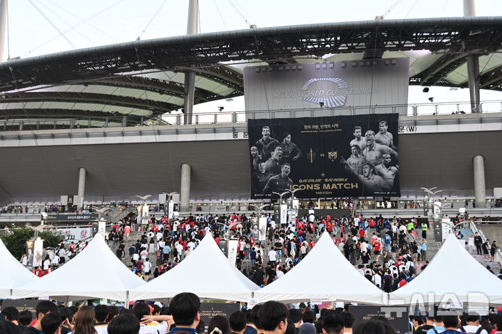 [서울=뉴시스] 윤정민 기자 = 넥슨이 14일 오후 서울월드컵경기장에서 이벤트 대회 '2025 아이콘 매치: 창의 귀환, 반격의 시작(이하 '아이콘 매치')'을 입장하기 위해 팬들이 줄을 서고 있다. 2025.09.14. alpaca@newsis.com