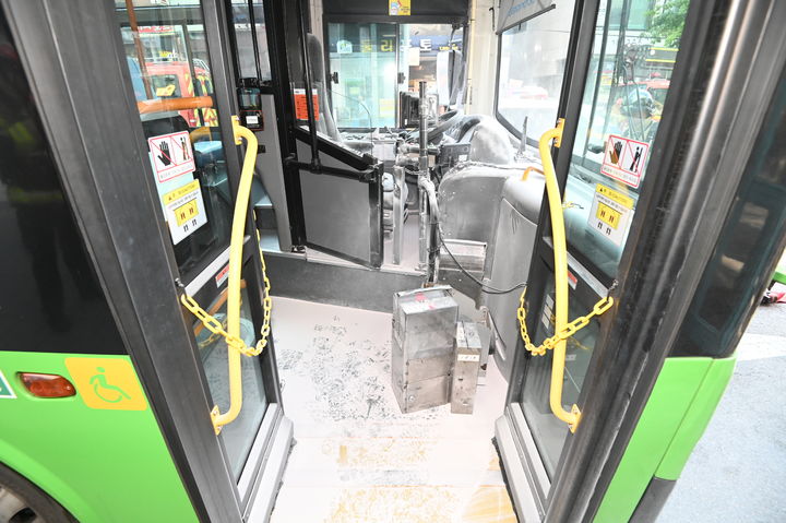 [서울=뉴시스]14일 오후 서울 금천구에서 운행 중인 시내버스에 그을린 흔적이 보이고 있다. 이날 소방 당국에 따르면 이날 오후 3시50분께 서울 금천구 독산로 시흥4동 사거리 앞 버스정류장 앞에서 운행 중이던 지선버스의 운전석에서 불이 났다. 운전기사가 조작부 전원을 차단하고 소화기를 뿌려 화재 발생 35분 만인 오후 4시25분께 불길이 완전히 진압됐다. (사진=서울 금천소방서 제공) 2025.09.14. photo@newsis.com *재판매 및 DB 금지