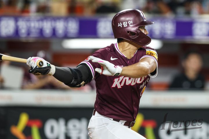 [서울=뉴시스] 프로야구 키움 히어로즈 송성문이 13일 대전 한화생명볼파크에서 열린 2025 신한 쏠뱅크 KBO리그 한화 이글스와의 경기에서 안타를 치고 있다. (사진=키움 히어로즈 제공) 2025.09.13. *재판매 및 DB 금지