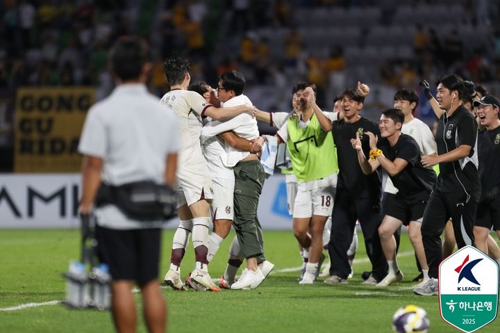 [서울=뉴시스]K리그1 광주가 득점 후 기뻐하고 있다. (사진=한국프로축구연맹 제공)