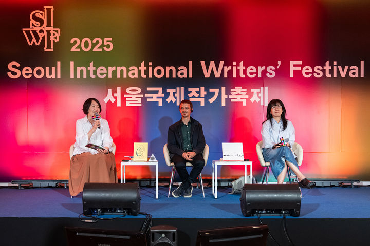 [서울=뉴시스] 14일 서울 종로구 그라운드서울에서 열린 '2025 서울국제작가축제' 대담에 그림책 작가 이수지와 아드리앵 파를랑주가 연사자로 무대에 올랐다. (사진=한국문학번역원 제공) 2025.09.14. photo@newsis.com *재판매 및 DB 금지