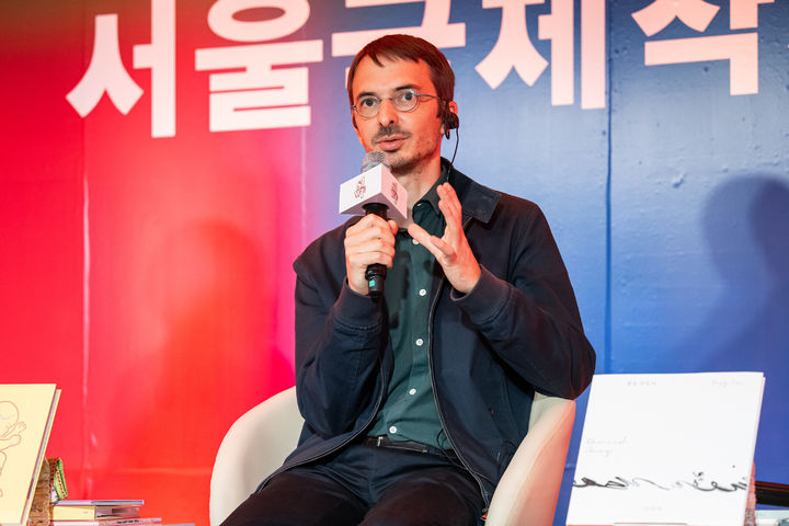 [서울=뉴시스] 14일 서울 종로구 그라운드서울에서 열린 '2025 서울국제작가축제' 대담에 프랑스 그림책 작가 아드리앵 파를랑주가 연사자로 무대에 올랐다. (사진=한국문학번역원 제공) 2025.09.14. photo@newsis.com *재판매 및 DB 금지
