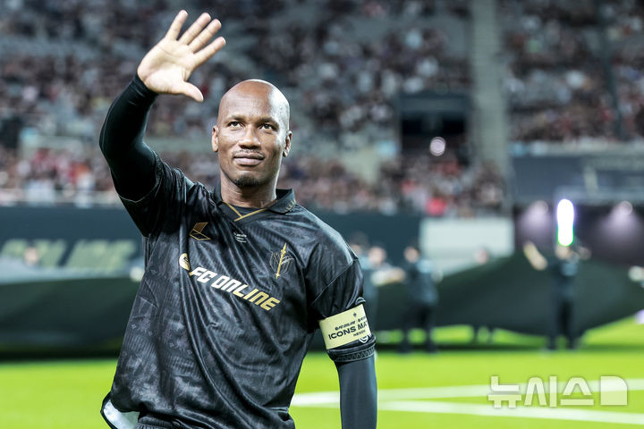 [서울=뉴시스] 정병혁 기자 = FC스피어 디디에 드로그바가 13일 서울 마포구 서울월드컵경기장에서 열린 2025 넥슨 아이콘매치 이벤트매치에 입장하고 있다. 2025.09.13. jhope@newsis.com