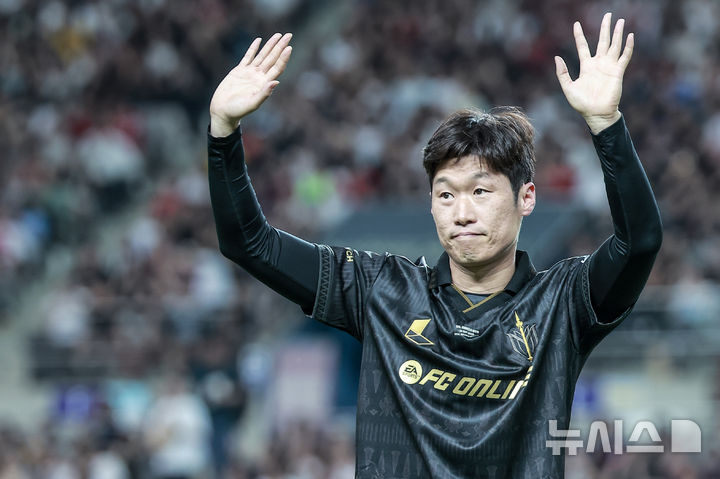 [서울=뉴시스] 정병혁 기자 = FC스피어 박지성이 13일 서울 마포구 서울월드컵경기장에서 열린 2025 넥슨 아이콘매치 이벤트매치에 입장하고 있다. 2025.09.13. jhope@newsis.com