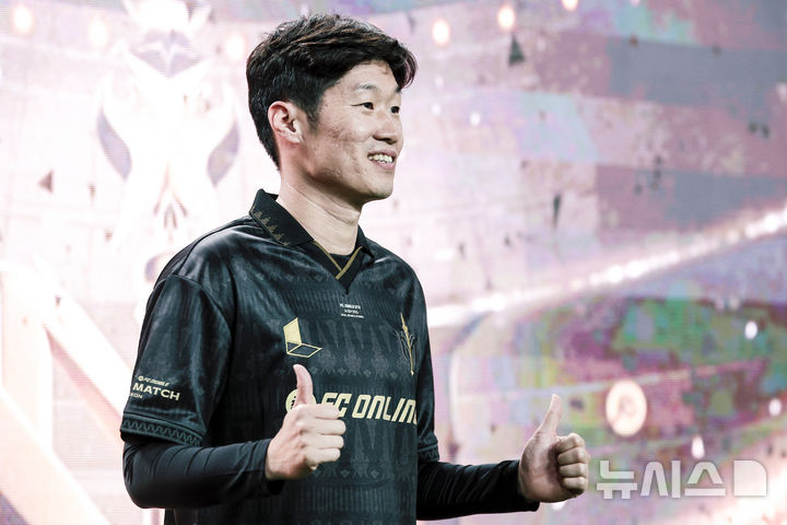 [서울=뉴시스] 정병혁 기자 = FC스피어 박지성이 13일 서울 마포구 서울월드컵경기장에서 열린 2025 넥슨 아이콘매치 이벤트매치에 입장하고 있다. 2025.09.13. jhope@newsis.com