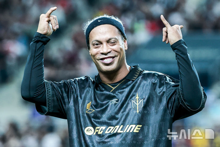 [서울=뉴시스] 정병혁 기자 = FC스피어 호나우지뉴가 13일 서울 마포구 서울월드컵경기장에서 열린 2025 넥슨 아이콘매치 이벤트매치에 입장하며 인사를 하고 있다. 2025.09.13. jhope@newsis.com