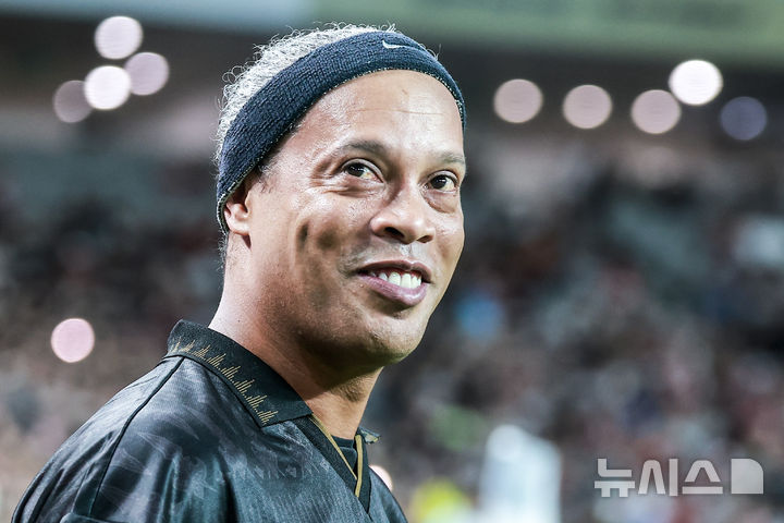 [서울=뉴시스] 정병혁 기자 = FC스피어 호나우지뉴가 13일 서울 마포구 서울월드컵경기장에서 열린 2025 넥슨 아이콘매치 이벤트매치에 입장하고 있다. 2025.09.13. jhope@newsis.com