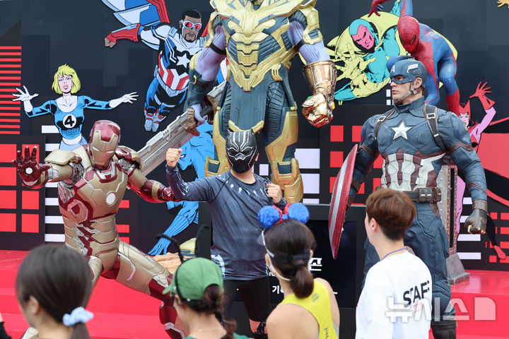 [서울=뉴시스] 권창회 기자 = 14일 오전 서울 중구 서울시청 인근에서 열린 마블런 2025에 참가한 러너들이 시작에 앞서 마블 캐릭터들과 기념촬영을 하고 있다. 2025.09.14. kch0523@newsis.com