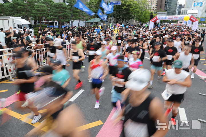 [서울=뉴시스] 권창회 기자 = 14일 오전 서울 중구 서울시청 인근에서 열린 마블런 2025에 참가한 러너들이 힘찬 출발을 하고 있다. 2025.09.14. kch0523@newsis.com