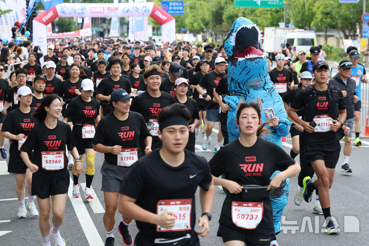 [서울=뉴시스] 권창회 기자 = 14일 오전 서울 중구 서울시청 인근에서 열린 마블런 2025에 참가한 러너들이 힘찬 출발을 하고 있다. 2025.09.14. kch0523@newsis.com