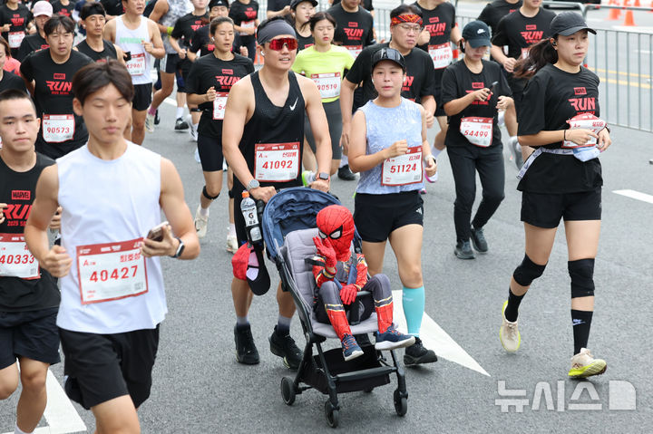 [서울=뉴시스] 권창회 기자 = 14일 오전 서울 중구 서울시청 인근에서 열린 마블런 2025에 참가한 러너들이 힘찬 출발을 하고 있다. 2025.09.14. kch0523@newsis.com
