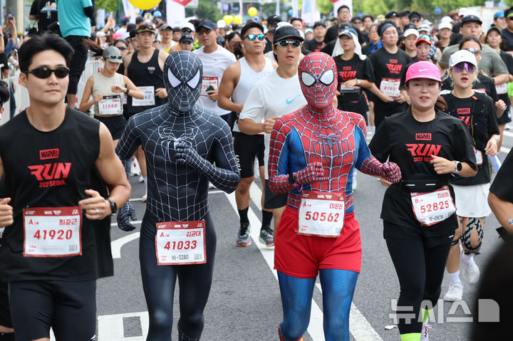 [서울=뉴시스] 권창회 기자 = 14일 오전 서울 중구 서울시청 인근에서 열린 마블런 2025에 참가한 러너들이 힘찬 출발을 하고 있다. 2025.09.14. kch0523@newsis.com