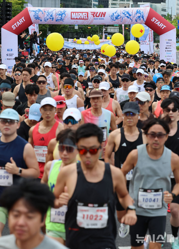 [서울=뉴시스] 권창회 기자 = 14일 오전 서울 중구 서울시청 인근에서 열린 마블런 2025에 참가한 러너들이 힘찬 출발을 하고 있다. 2025.09.14. kch0523@newsis.com