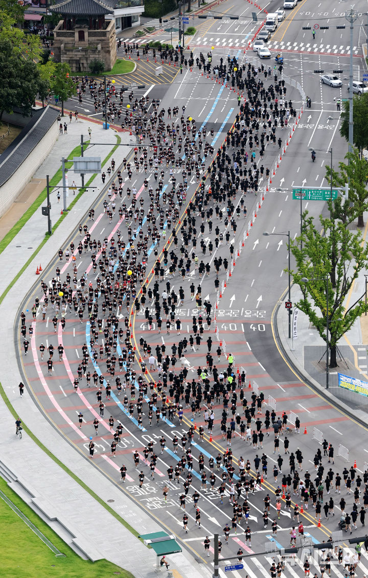 [서울=뉴시스] 추상철 기자 = '마블런 2025' 참가자들이 14일 오전 서울 종로구 광화문 앞을 지나고 있다. 2025.09.14. scchoo@newsis.com