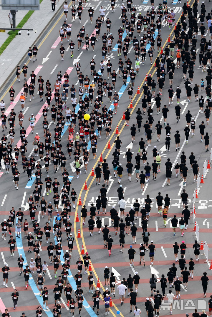 [서울=뉴시스] 추상철 기자 = '마블런 2025' 참가자들이 14일 오전 서울 종로구 광화문 앞을 지나고 있다. 2025.09.14. scchoo@newsis.com