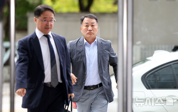 [서울=뉴시스] 김선웅 기자 = 김계환 전 해병대사령관이 14일 서울 서초구 소재 순직해병특검(특별검사 이명현)에서 열린 피의자조사에 출석하고 있다. 2025.09.14. mangusta@newsis.com