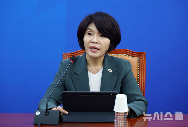 [서울=뉴시스] 고승민 기자 = 한정애 더불어민주당 정책위의장이 14일 서울 여의도 국회에서 현안 기자간담회를 하고 있다. 2025.09.14. kkssmm99@newsis.com