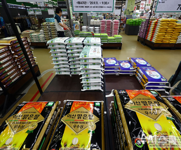 [서울=뉴시스] 박주성 기자 = 쌀 가격이 한 가마당 22만3000원대로 올라선 가운데 정부가 수급안정을 위해 2만5000t의 정부양곡을 추가로 공급한다고 밝혔다. 농림축산식품부는 "지난달 25일부터 공급한 정부양곡 3만t의 절반 이상이 2주 만에 판매됐고, 잔여 물량도 2주 내외 공급 가능한 물량"이라며 "조생종 출하 지연으로 산지유통업체의 구곡 수요가 증가하면서 정부가 추가로 2만5000t(정곡)을 공급해 쌀 수급 안정을 도모하고자 한다"고 밝혔다. 사진은 14일 오전 서울 하나로마트 양재점에서 시민들이 쌀을 고르는 모습.2025.09.14. park7691@newsis.com