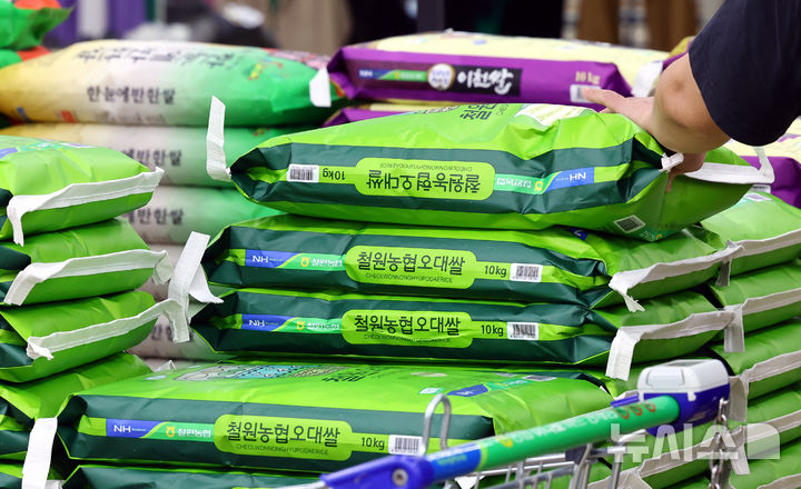 [서울=뉴시스] 박주성 기자 = 쌀 가격이 한 가마당 22만3000원대로 올라선 가운데 정부가 수급안정을 위해 2만5000t의 정부양곡을 추가로 공급한다고 밝혔다. 농림축산식품부는 "지난달 25일부터 공급한 정부양곡 3만t의 절반 이상이 2주 만에 판매됐고, 잔여 물량도 2주 내외 공급 가능한 물량"이라며 "조생종 출하 지연으로 산지유통업체의 구곡 수요가 증가하면서 정부가 추가로 2만5000t(정곡)을 공급해 쌀 수급 안정을 도모하고자 한다"고 밝혔다. 사진은 14일 오전 서울 하나로마트 양재점에서 시민들이 쌀을 고르는 모습.2025.09.14. park7691@newsis.com