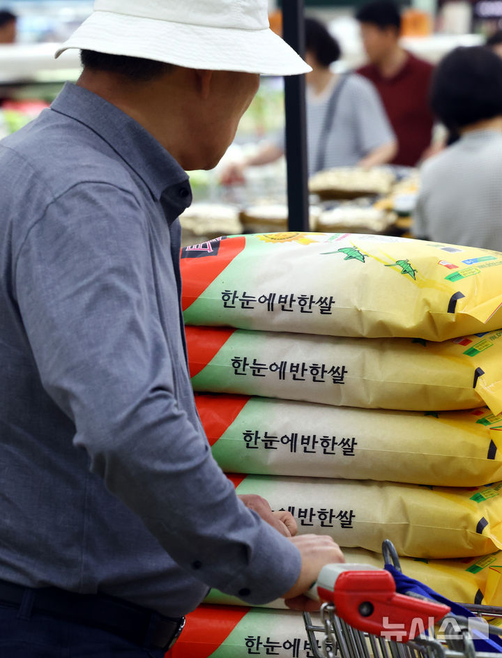 [서울=뉴시스] 박주성 기자 = 쌀 가격이 한 가마당 22만3000원대로 올라선 가운데 정부가 수급안정을 위해 2만5000t의 정부양곡을 추가로 공급한다고 밝혔다. 농림축산식품부는 "지난달 25일부터 공급한 정부양곡 3만t의 절반 이상이 2주 만에 판매됐고, 잔여 물량도 2주 내외 공급 가능한 물량"이라며 "조생종 출하 지연으로 산지유통업체의 구곡 수요가 증가하면서 정부가 추가로 2만5000t(정곡)을 공급해 쌀 수급 안정을 도모하고자 한다"고 밝혔다. 사진은 14일 오전 서울 하나로마트 양재점에서 시민들이 쌀을 고르는 모습.2025.09.14. park7691@newsis.com