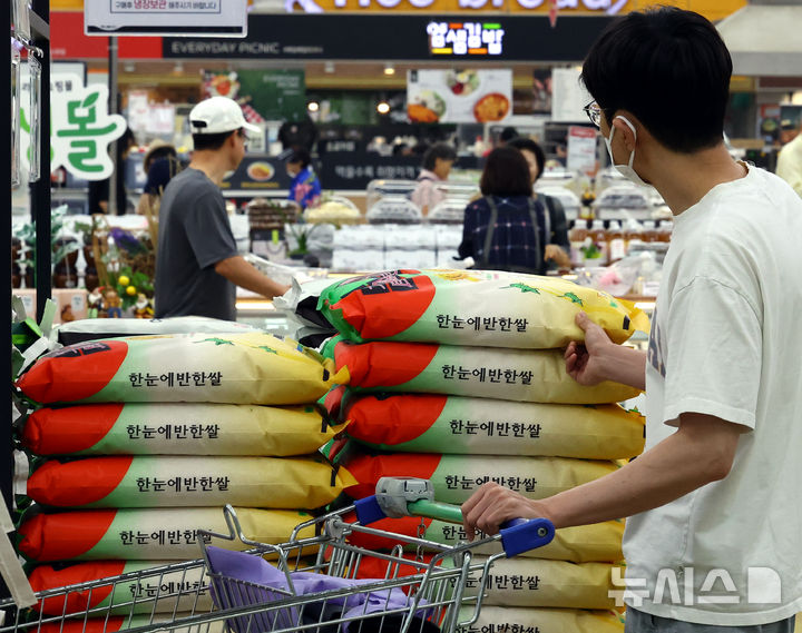 [서울=뉴시스] 박주성 기자 = 쌀 가격이 한 가마당 22만3000원대로 올라선 가운데 정부가 수급안정을 위해 2만5000t의 정부양곡을 추가로 공급한다고 밝혔다. 농림축산식품부는 "지난달 25일부터 공급한 정부양곡 3만t의 절반 이상이 2주 만에 판매됐고, 잔여 물량도 2주 내외 공급 가능한 물량"이라며 "조생종 출하 지연으로 산지유통업체의 구곡 수요가 증가하면서 정부가 추가로 2만5000t(정곡)을 공급해 쌀 수급 안정을 도모하고자 한다"고 밝혔다. 사진은 14일 오전 서울 하나로마트 양재점에서 시민들이 쌀을 고르는 모습.2025.09.14. park7691@newsis.com