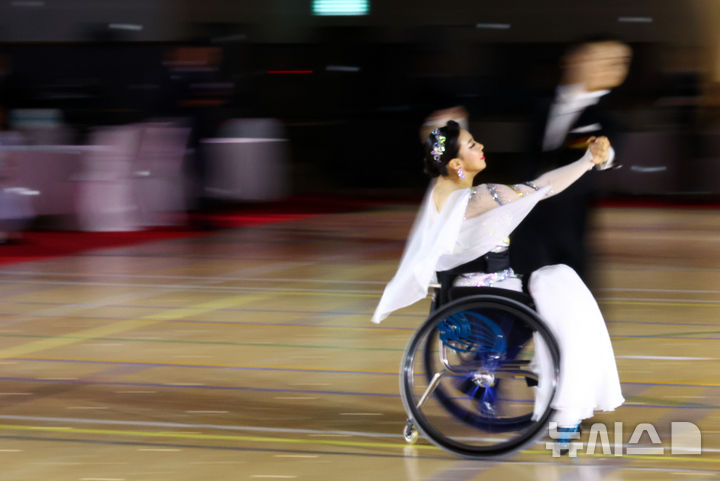 [서울=뉴시스] 박주성 기자 = 14일 서울 서초구 서초종합체육관에서 열린 2025 서울특별시장배 전국장애인댄스스포츠 선수권대회(제3차 국가대표선발전)에서 참가 선수들이 대회를 치르고 있다. 2025.09.14. park7691@newsis.com