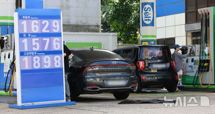[서울=뉴시스] 권창회 기자 = 지난 14일 서울 시내 한 주유소에서 유가정보가 표시되어 있다. 2025.09.14. kch0523@newsis.com