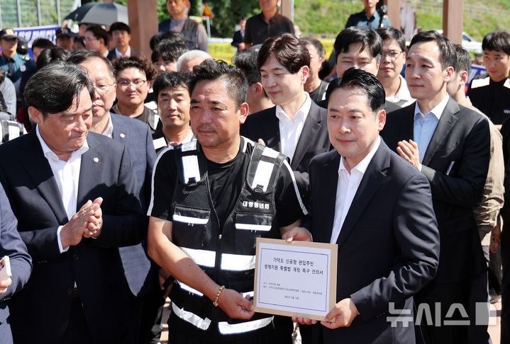  [부산=뉴시스] 하경민 기자 = 장동혁 국민의힘 대표가 14일 부산 강서구 대항전망대를 방문, 가덕신공항 건설 예정지를 둘러본 뒤 대항청년회로부터 가덕도신공항 편입주민 생계지원 특별법 개정을 촉구하는 건의서를 전달받고 있다. 2025.09.14. yulnetphoto@newsis.com