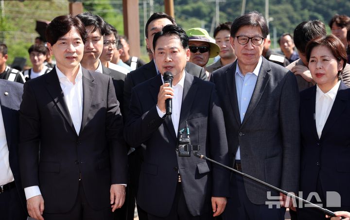  [부산=뉴시스] 하경민 기자 = 장동혁 국민의힘 대표가 14일 부산 강서구 대항전망대를 방문, 가덕신공항 건설 예정지에 대한 설명을 듣은 뒤 발언을 하고 있다. 2025.09.14. yulnetphoto@newsis.com