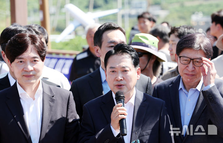  [부산=뉴시스] 하경민 기자 = 장동혁 국민의힘 대표가 14일 부산 강서구 대항전망대를 방문, 가덕신공항 건설 예정지에 대한 설명을 듣은 뒤 발언을 하고 있다. 2025.09.14. yulnetphoto@newsis.com