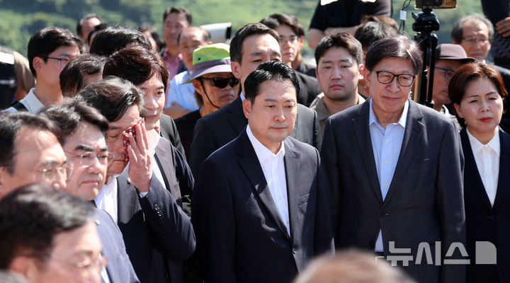  [부산=뉴시스] 하경민 기자 = 장동혁 국민의힘 대표가 14일 부산 강서구 대항전망대를 방문, 가덕신공항 건설 예정지에 대한 설명을 듣고 있다. 2025.09.14. yulnetphoto@newsis.com