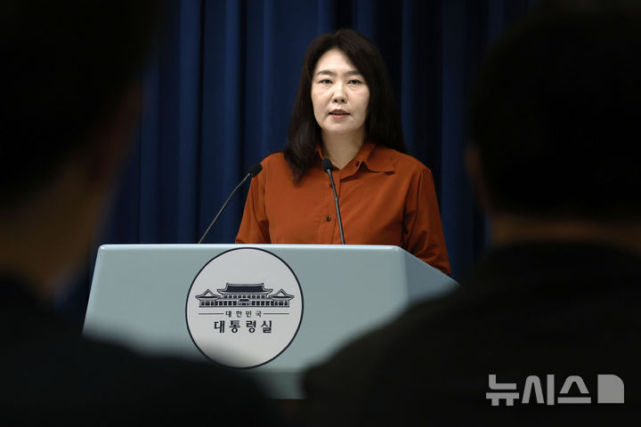 [서울=뉴시스] 최동준 기자 = 강유정 대변인이 14일 서울 용산 대통령실 청사에서 현안 관련 브리핑을 하고 있다. 2025.09.14. photocdj@newsis.com