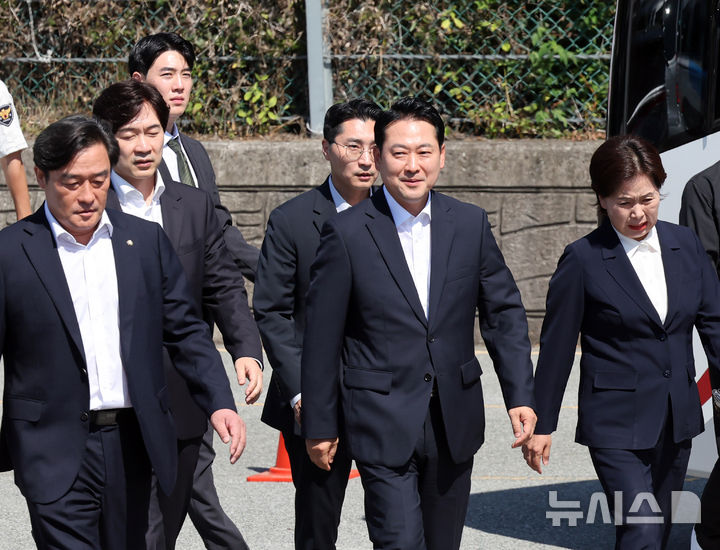  [부산=뉴시스] 하경민 기자 = 장동혁 국민의힘 대표가 14일 부산 강서구 대항전망대를 방문, 차량에 내려 이동하고 있다. 2025.09.14. yulnetphoto@newsis.com