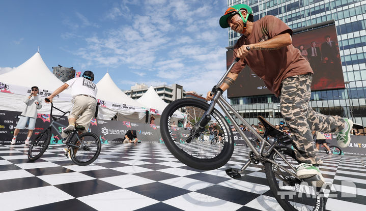 [서울=뉴시스] 추상철 기자 = 14일 오후 서울 종로구 광화문광장에서 열린 2025 서울 익스트림 스포츠 페스티벌에서 BMX 데몬쇼 참가 선수가 퍼포먼스를 선보이고 있다. 2025.09.14. scchoo@newsis.com
